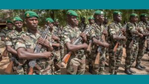 L'armée malienne est composé d'au moins 34 000 hommes.