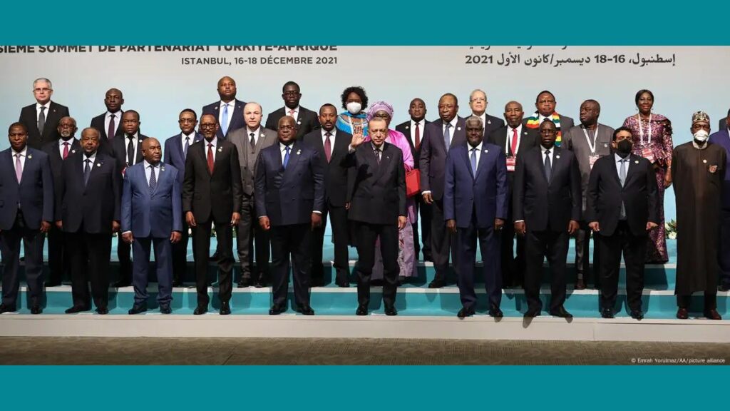 Photo de famille des dirigeants africains lors du 3ème sommet Turquie-Afrique à Istanbul le 18 décembre 2021