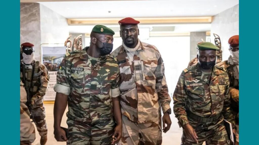 ​Le général Mamadi Doumbouya (au centre) est entouré des militaires qui l'ont aidé à prendre le pouvoir le 5 septembre 2021