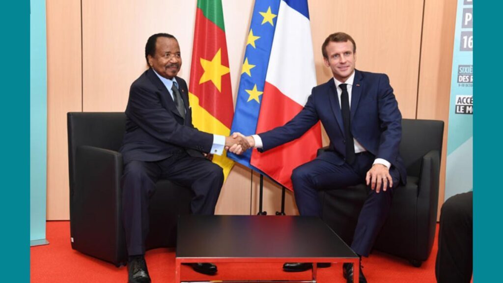 ​Le président français Emmanuel Macron en compagnie de son homologue camerounais, Paul Biya en octobre 2019 à Lyon (France)