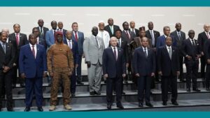 Vladimir Poutine, le président Russe en compagnie de plusieurs dirigeants africains lors du deuxième sommet Russie Afrique, à Saint Pétersbourg, le 28 juillet 2023