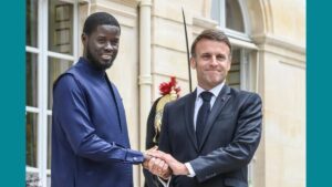 Bassirou Dioamaye Faye (à gauche) et Emmanuel Macron (à droite) au perron du palais de l'Élysée en juin 2024