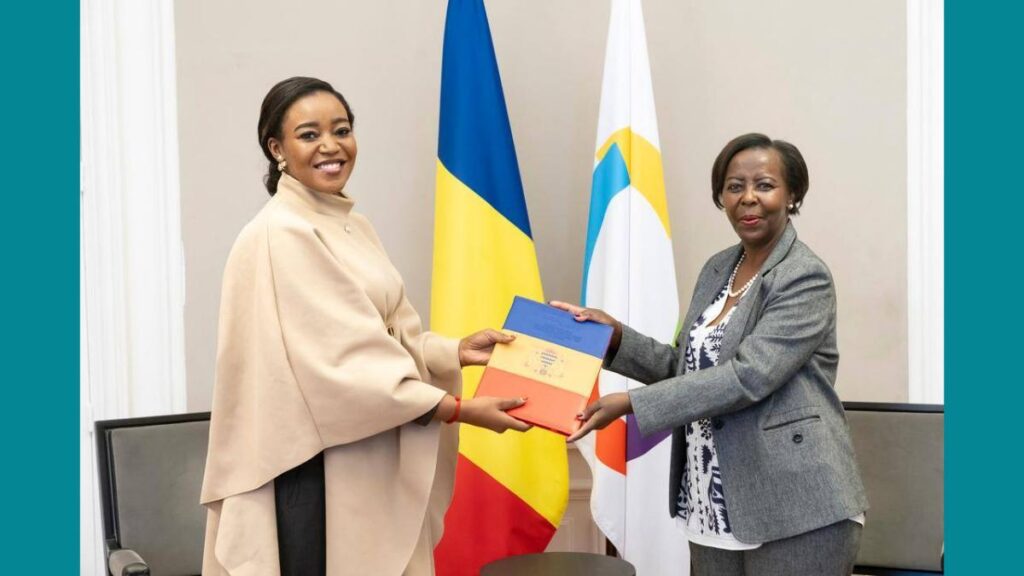 La Conseillère spéciale, Représentante personnelle du Chef de l'État du Tchad auprès de l'Organisation Internationale de la Francophonie (OIF), 𝐌𝐦𝐞 𝐀𝐦𝐢𝐧𝐚 𝐏𝐫𝐢𝐬𝐜𝐢𝐥𝐥𝐞 𝐋𝐨𝐧𝐠𝐨𝐡 présenté le 7 octobre 2025 ses lettres de créances à 𝗠𝗺𝗲 𝗟𝗼𝘂𝗶𝘀𝗲 𝗠𝘂𝘀𝗵𝗶𝗸𝗶𝘄𝗮𝗯𝗼, Secrétaire Générale de la Francophonie