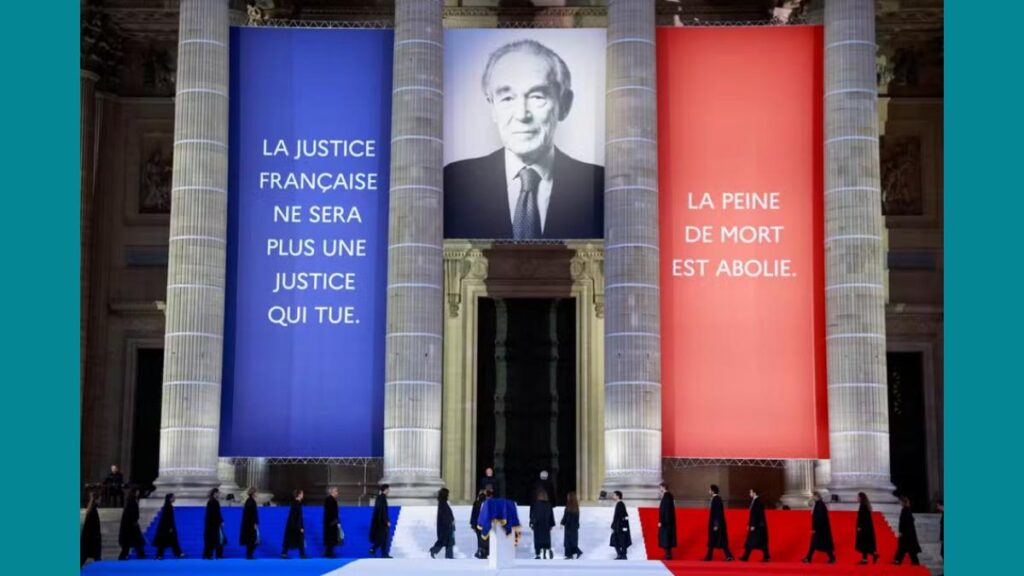 Le cénotaphe  (tombeau vide) de l’ancien ministre de la justice Robert Badinter, recouvert du drapeau francais, devant le Panthéon, à Paris, le 9 octobre 2025