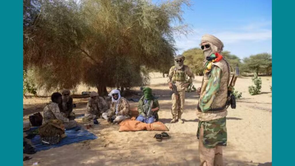 Des insurgés du nord du Mali lors d’une réunion des chefs rebelles du Front de libération de l’Azawad à Tin Zaouatine, le 27 novembre 2024