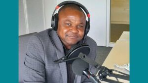 Le journaliste Éric Topona