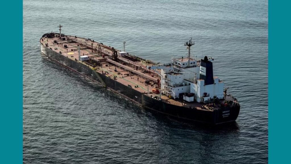 Le navire « Pushpa », aussi nommé « Boracay », immobilisé au large de Saint-Nazaire (Loire-Atlantique), le 1ᵉʳ octobre 2025.