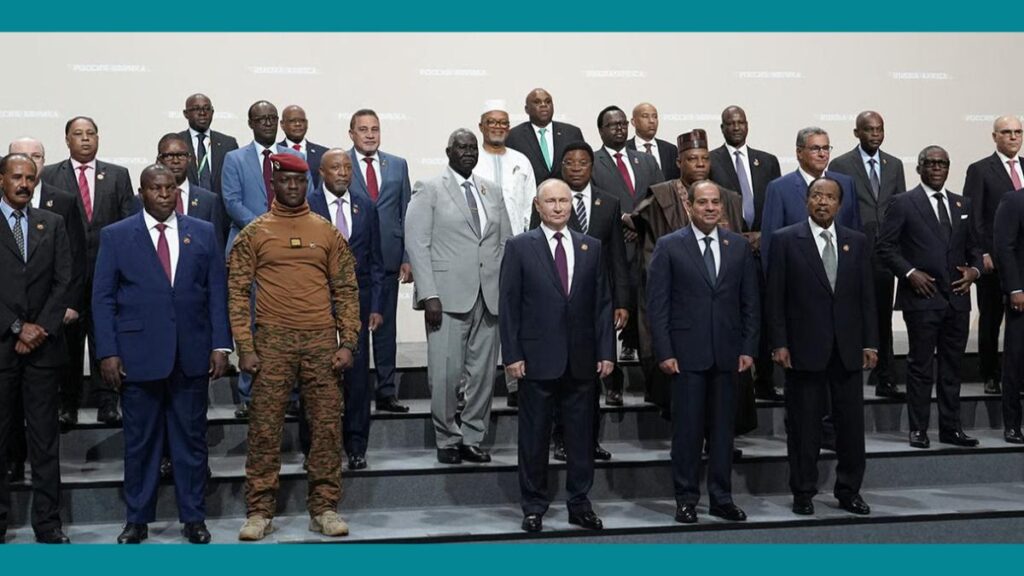 ​Le président russe, Vladimir Poutine en compagnie de plusieurs dirigeants africains lors du deuxième sommet Russie Afrique, à Saint Pétersbourg, le 28 juillet 2023