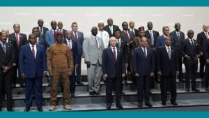 ​Le président russe, Vladimir Poutine en compagnie de plusieurs dirigeants africains lors du deuxième sommet Russie Afrique, à Saint Pétersbourg, le 28 juillet 2023