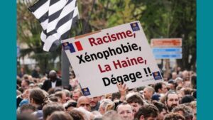 Pancarte brandie au cours de la manifestation contre le racisme à Saint-Denis (Seine-Saint-Denis), le 4 avril 2026