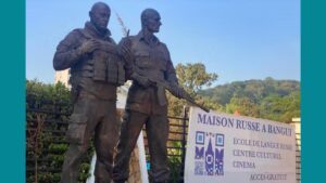 ​Les statues d'Evguéni Prigojine, l'ancien dirigeant de Wagner, et de son fidèle lieutenant, Dmitri Outkine, devant la Maison russe à Bangui, en Centrafrique, le 3 décembre 2024