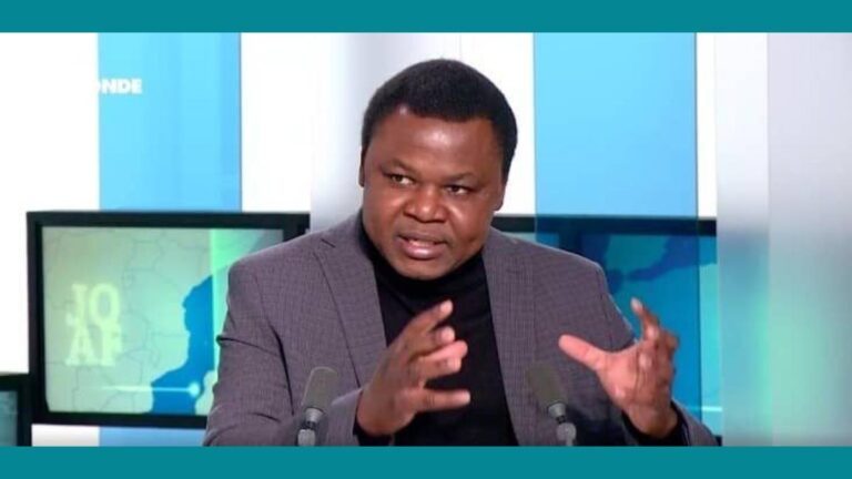 Le journaliste Éric Topona