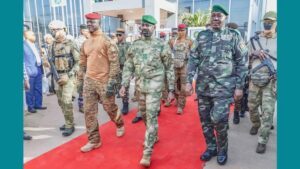 ​Au centre, Assimi Goïta et Ibrahim Traoré (gauche) et Abdourahamane Tiani (à droite) au sommet des chefs d’État de l’AES à Bamako, le 23 décembre 2025.