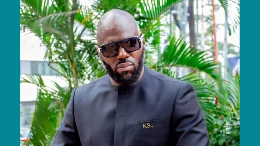 Affaire Kémi Séba en Afrique du Sud : entre imbroglio migratoire et procédure d’extradition vers le Bénin Par la rédaction Arrestation à Pretoria, accusations de séjour irrégulier et poursuites pour incitation à la rébellion à Cotonou : la situation judiciaire de l’activiste panafricaniste Kémi Séba s’est considérablement complexifiée ces derniers mois. Retour sur les faits et les enjeux politiques de ce dossier. Lire la suite en commentaire Kémi Séba se trouve aujourd’hui au croisement de deux procédures distinctes en Afrique du Sud. La première concerne son statut au regard du droit de l’immigration sud-africain : les autorités lui reprochent notamment d’être resté dans le pays après l’expiration de son visa et d’avoir envisagé une sortie irrégulière du territoire. La seconde est liée à la demande d’extradition formulée par le Bénin. Cotonou le recherche notamment pour incitation à la rébellion et apologie de crimes contre la sûreté de l’État, après les prises de position publiques de l’activiste en faveur des militaires impliqués dans la tentative de coup d’État de décembre 2025. D’autres chefs, dont le blanchiment d’argent et l’incitation à la haine et à la violence, sont également rapportés dans le cadre de la procédure béninoise. Kémi Séba conteste l’ensemble des accusations portées contre lui. Interpellation à Pretoria et volet migratoire sud-africain Le 13 avril 2026, Kémi Séba a été arrêté à Pretoria par la police sud-africaine, en compagnie de son fils et d’un ressortissant sud-africain, François van der Merwe. Les forces de l’ordre ont évoqué des infractions liées à la législation sur l’immigration, ainsi qu’une accusation de conspiration en vue de commettre une infraction. Sur le plan administratif, le parquet soutient que l’activiste d’origine béninoise aurait dépassé la durée de validité de son visa. Entré sur le territoire sud-africain muni d’un passeport diplomatique nigérien, document obtenu dans le cadre de ses fonctions auprès du chef de la junte au Niger, le général Abdourahamane Tiani, son visa de 90 jours aurait expiré en février 2026. Ce volet migratoire est juridiquement distinct de la procédure d’extradition. La justice sud-africaine examine le dépassement présumé de la durée du séjour ainsi que les conditions dans lesquelles Séba aurait tenté de quitter le pays. Selon le parquet, un projet de sortie clandestine vers le Zimbabwe aurait été organisé. Kémi Séba et sa défense contestent fermement cette version des faits et rappellent que l’activiste avait introduit une demande d’asile en Afrique du Sud. Une accointance présumée avec l’extrême droite afrikaner ? L’arrestation à Pretoria a mis en lumière un volet particulièrement commenté par les médias : le profil du troisième individu interpellé aux côtés de Kémi Séba. François van der Merwe est présenté par les autorités et certains observateurs comme un membre actif d’un mouvement d’extrême droite afrikaner en Afrique du Sud. Selon les affirmations du parquet, François van der Merwe aurait perçu une somme d’environ 250 000 rands pour faciliter le déplacement clandestin de l’activiste et de son fils vers la frontière zimbabwéenne. Kémi Séba rejette cette présentation des faits par l’accusation, dénonçant un traitement sensationnaliste du dossier de la part des autorités judiciaires et des médias. À ce stade, ces éléments restent des accusations portées par le ministère public et ne constituent pas des faits définitivement établis par un tribunal. La procédure d’extradition vers le Bénin et les accusations de Cotonou Parallèlement aux accusations migratoires sud-africaines, Kémi Séba fait l’objet d’une procédure d’extradition à la demande des autorités béninoises. En décembre 2025, un mandat d’arrêt international avait été émis à son encontre par Cotonou à la suite de la tentative de coup d’État du 7 décembre 2025, qui visait le président Patrice Talon. Les autorités béninoises lui reprochent d’avoir publiquement apporté son soutien aux militaires mutins pendant cette tentative de renversement du pouvoir. Les qualifications retenues par la justice béninoise font état d’incitation à la rébellion et d’apologie de crimes contre la sûreté de l’État. À la suite de ce mandat, une demande d’arrestation provisoire transmise par le Bénin a été validée par les autorités judiciaires sud-africaines, déclenchant formellement l’examen de la demande d’extradition. Selon les informations rapportées par Le Monde, le parquet béninois poursuit également l’activiste pour d’autres chefs d’accusation dans le cadre de ce dossier, notamment pour : • blanchiment d’argent ; • apologie de crime ; • incitation à la haine et à la violence. L’ensemble de ces griefs est vivement contesté par les avocats de Kémi Séba, qui dénoncent des poursuites à caractère politique et rappellent la présomption d’innocence dont bénéficie leur client. Le soutien aux juntes : au cœur de la controverse politique Le cœur de la controverse n’est donc pas seulement judiciaire. Il est aussi politique. Kémi Séba revendique un panafricanisme fondé sur la souveraineté des peuples et le rejet de l’ingérence étrangère. Mais il a parallèlement affiché son soutien à plusieurs régimes militaires issus de coups d’État, notamment au Niger, où il a été nommé conseiller spécial du général Abdourahamane Tiani. Selon des informations rapportées par l’Associated Press (AP) et le quotidien Le Monde, Kémi Séba avait diffusé une vidéo au moment de la tentative de putsch de décembre 2025 au Bénin, dans laquelle il qualifiait les militaires mutins de « patriotes » et présentait cette journée comme celle de la « libération ». Ce sont précisément ces prises de position publiques que les autorités béninoises ont estimé suffisamment graves pour motiver l’émission d’un mandat d’arrêt international. Le dossier béninois pose alors une question embarrassante : jusqu’où peut aller la défense de la souveraineté lorsqu’elle conduit à soutenir des militaires ayant renversé un pouvoir en place ? En se plaçant aux côtés des régimes militaires de la région du Sahel et de l’Afrique de l’Ouest, l’activiste cristallise les débats autour de la définition du panafricanisme contemporain et des moyens d’action considérés comme légitimes en Afrique subsaharienne.