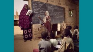 Les enfants du village de Guéchémé au Niger utilisent un espace de prière pour poursuivre leurs études.